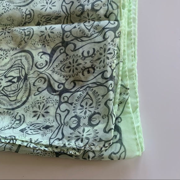 🌸New🌸 Women’s Lightweight Scarves 4 Colors Available 31”W x 59”L - Picture 3 of 13